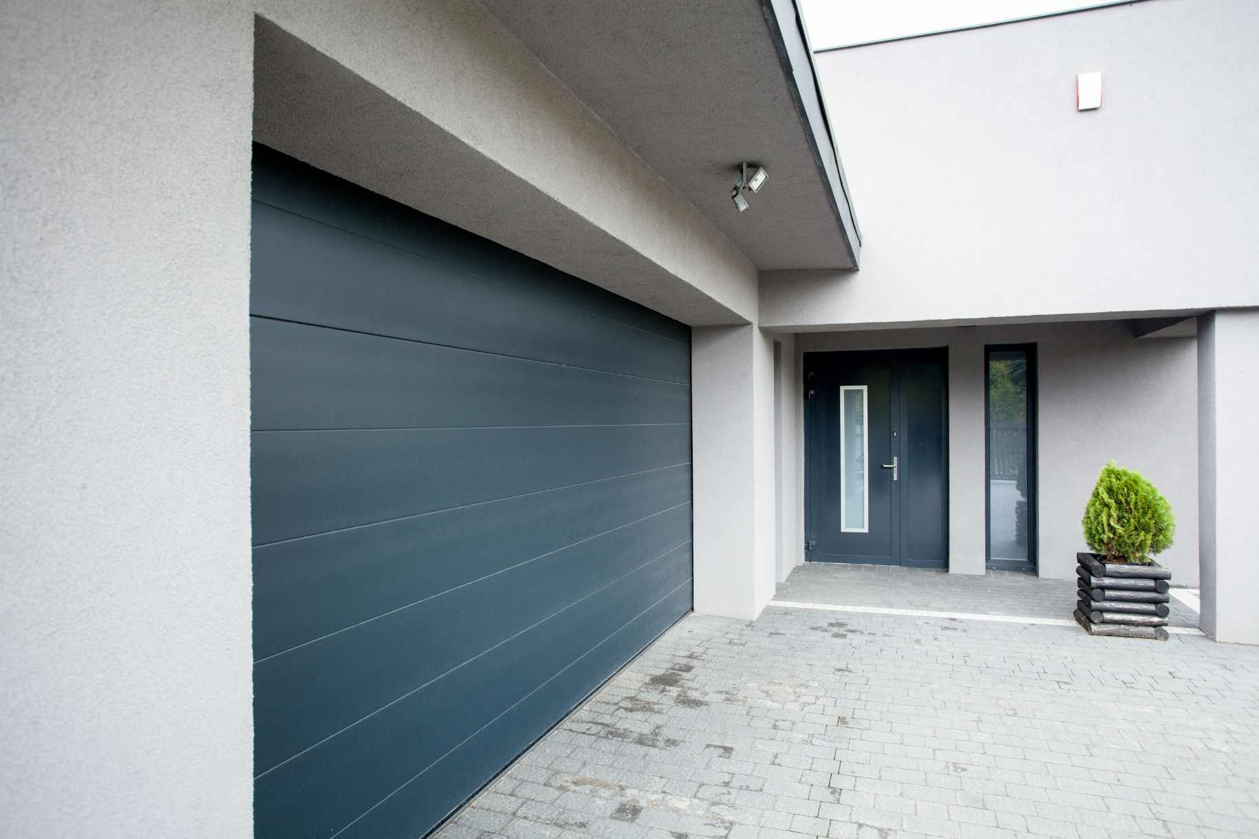 Entrée avec porte de garage